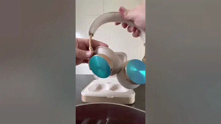 Bang and Olufsen H95 headphones unboxing
