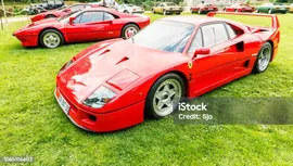Суперкар Ferrari F40 И Ferrari 288 Gto На Классическом Автосалоне — стоковые фотографии и другие картинки 1980-1989