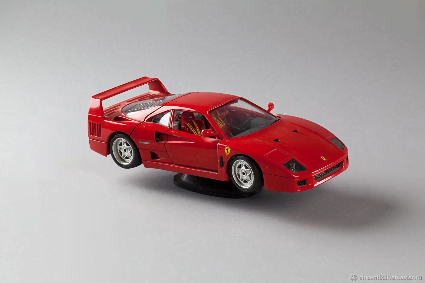 Винтаж: Коллекционная модель Ferrari F40 1987-0
