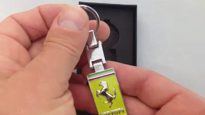 Брелок с логотипом Ferrari.