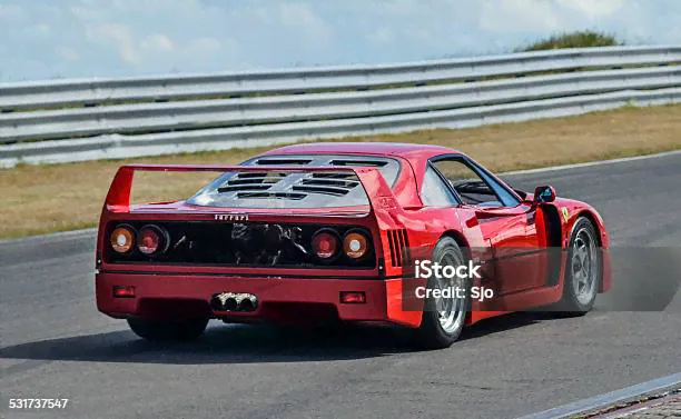 Ferrari F40 Езда На Спортивный Вид Сзади — стоковые фотографии и другие картинки Ferrari F40 - Ferrari F40, Ferrari, Спортивный автомобиль